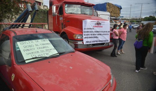 Integrantes de la Alianza Mexicana de Organización de Transportistas (AMOTAC) se manifestó en el bulevar Xalapa-Banderilla para recriminar al Gobierno el aumento en casetas y la inseguridad en carreteras, lo cual no cambia a pesar de que gobierna otro partido.  