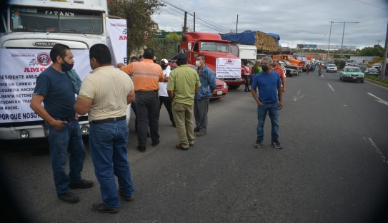Integrantes de la Alianza Mexicana de Organización de Transportistas (AMOTAC) se manifestó en el bulevar Xalapa-Banderilla para recriminar al Gobierno el aumento en casetas y la inseguridad en carreteras, lo cual no cambia a pesar de que gobierna otro partido.  