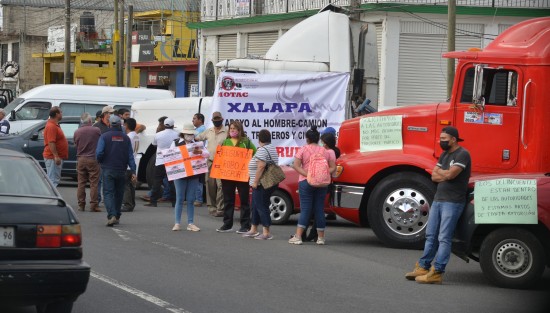 Integrantes de la Alianza Mexicana de Organización de Transportistas (AMOTAC) se manifestó en el bulevar Xalapa-Banderilla para recriminar al Gobierno el aumento en casetas y la inseguridad en carreteras, lo cual no cambia a pesar de que gobierna otro partido.  