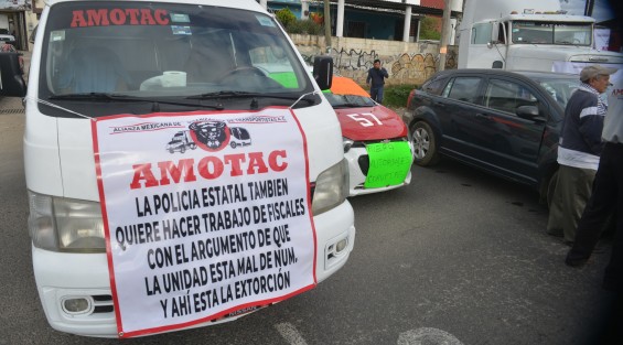 Integrantes de la Alianza Mexicana de Organización de Transportistas (AMOTAC) se manifestó en el bulevar Xalapa-Banderilla para recriminar al Gobierno el aumento en casetas y la inseguridad en carreteras, lo cual no cambia a pesar de que gobierna otro partido.  
