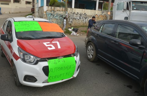 Integrantes de la Alianza Mexicana de Organización de Transportistas (AMOTAC) se manifestó en el bulevar Xalapa-Banderilla para recriminar al Gobierno el aumento en casetas y la inseguridad en carreteras, lo cual no cambia a pesar de que gobierna otro partido.  