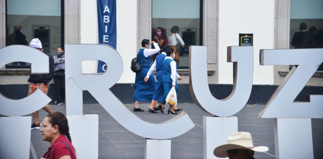 Un grupo de madrecitas camina por la plaza Lerdo al igual que miles de personas quienes tratan de regresar a la normalidad a pesar que la tasa de contagios de COVID no baja en la entidad. 