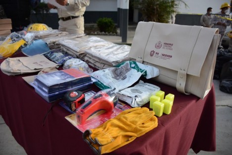 Cada paquete entregado consta de 23 artículos elaborados con material de alta calidad e incluyen cubre oídos flexibles, 3 camisolas de manga larga, 3 pantalones, dos pares de botas, un chaleco, chamarra impermeable, overol, botas de hule, gorra, mochila, casco, respirador, googles, guantes de carnaza, guantes industriales, lámpara led, faja sacrolumbar, bolsa para larvicidas, flexómetro, cartuchos y careta protectora.