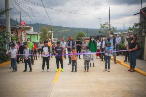 El Alcalde Mario Antonio Chama Díaz en compañía de la Síndica Municipal Zayra del Carmen Martínez Andrade; la Presidenta del DIF Teocelo, Mara Chama Villa; el Director de Obras, Alberto Lucas Marín; el comité de obra y vecinos, llevaron a cabo el corte de listón inaugural de la Obra Rehabilitación de calle con concreto hidráulico, rehabilitación de drenaje sanitario y red de agua potable en la calle Guillermo Prieto en su primera etapa.