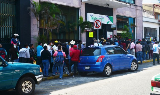 En las oficinas de TELECOMM del centro de Xalapa, se observaron largas filas de cafetaleros quienes acudieron a recibir su pago de Bienestar. Alrededor de 70 mil productores recibirán este estímulo en todo el estado, es un pago adelantado ante las proximidades de las elecciones. 