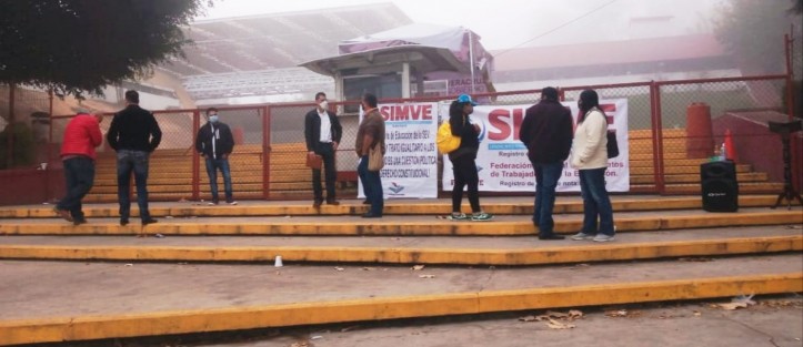 Integrantes del Sindicato Innovador Magisterial Veracruzano (SIMVE) tomaron las oficinas centrales de la Secretaría de Educación de Veracruz (SEV) para exigir a su titular, Zenyazen Roberto Escobar García, que resuelva sus demandas de cambios de adscripción y recategorización solicitadas por sus agremiados desde el año pasado.  
