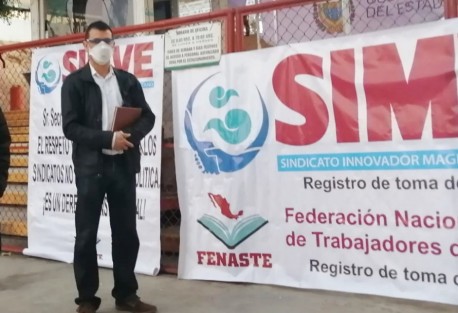 Integrantes del Sindicato Innovador Magisterial Veracruzano (SIMVE) tomaron las oficinas centrales de la Secretaría de Educación de Veracruz (SEV) para exigir a su titular, Zenyazen Roberto Escobar García, que resuelva sus demandas de cambios de adscripción y recategorización solicitadas por sus agremiados desde el año pasado.