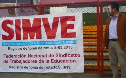 Integrantes del Sindicato Innovador Magisterial Veracruzano (SIMVE) tomaron las oficinas centrales de la Secretaría de Educación de Veracruz (SEV) para exigir a su titular, Zenyazen Roberto Escobar García, que resuelva sus demandas de cambios de adscripción y recategorización solicitadas por sus agremiados desde el año pasado.