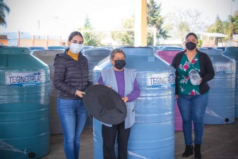 El día de hoy gracias a la gestión de la presidenta del DIF Teocelo, Mara Chama Villa y a la importante colaboración de la Asociación Civil, Progreso Veracruzano de Ecología y Cultura (PROVEC), más de 100 familias recibieron tinacos a partir de un esfuerzo subsidiado.  