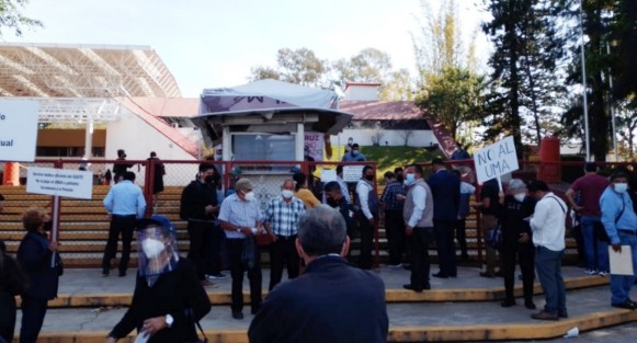 Docentes jubilados protestaron inicialmente en las instalaciones de la SEV, bloquearon por unos minutos la avenida Lázaro Cárdenas. Posteriormente se trasladaron a plaza Lerdo. Rechazan que sus pensiones se paguen en UMA.