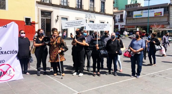 Docentes jubilados protestaron inicialmente en las instalaciones de la SEV, bloquearon por unos minutos la avenida Lázaro Cárdenas. Posteriormente se trasladaron a plaza Lerdo. Rechazan que sus pensiones se paguen en UMA.