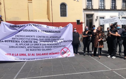 Docentes jubilados protestaron inicialmente en las instalaciones de la SEV, bloquearon por unos minutos la avenida Lázaro Cárdenas. Posteriormente se trasladaron a plaza Lerdo. Rechazan que sus pensiones se paguen en UMA.