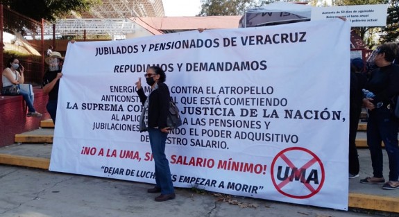 Docentes jubilados protestaron inicialmente en las instalaciones de la SEV, bloquearon por unos minutos la avenida Lázaro Cárdenas. Posteriormente se trasladaron a plaza Lerdo. Rechazan que sus pensiones se paguen en UMA.