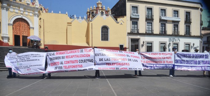 Pensionados de la empresa Teléfonos de México (Telmex) se manifestaron en la Plaza Sebastián Lerdo de Tejada de la capital veracruzana, para dar a conocer su rechazo al cambio de régimen o esquema en que se les pretende integrar por parte de la telefónica, al considerarlos como <em>un pasivo laboral</em>. 