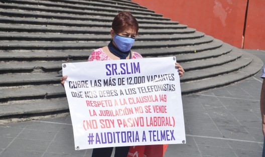 Pensionados de la empresa Teléfonos de México (Telmex) se manifestaron en la Plaza Sebastián Lerdo de Tejada de la capital veracruzana, para dar a conocer su rechazo al cambio de régimen o esquema en que se les pretende integrar por parte de la telefónica, al considerarlos como <em>un pasivo laboral</em>. 