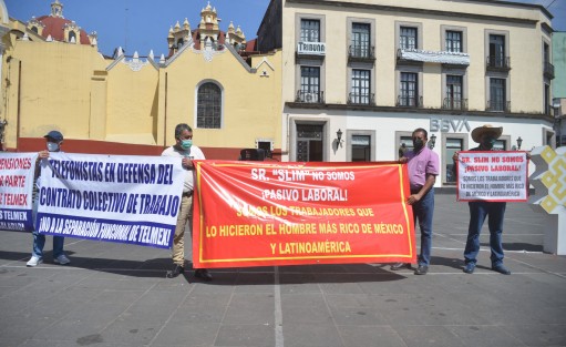 Pensionados de la empresa Teléfonos de México (Telmex) se manifestaron en la Plaza Sebastián Lerdo de Tejada de la capital veracruzana, para dar a conocer su rechazo al cambio de régimen o esquema en que se les pretende integrar por parte de la telefónica, al considerarlos como “un pasivo laboral”. 