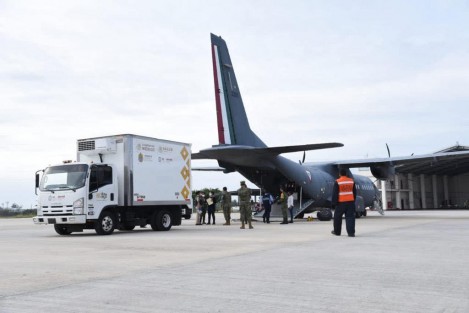 Este domingo 7 de marzo arribó a la Base Aérea Naval Las Bajadas de Veracruz, con el valioso apoyo de la Fuerza Aérea Mexicana, 63 mil 400 dosis de vacuna Pfizer para vacunación de adulto mayor que se destinarán al municipio urbano del Puerto de Veracruz. 