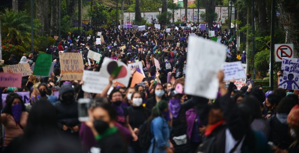 Cientos de mujeres marcharon por calles del centro de Xalapa hasta llegar a Plaza Lerdo, con motivo del Día Internacional de la Mujer. 