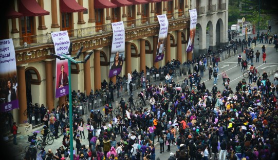 Cientos de mujeres marcharon por calles del centro de Xalapa hasta llegar a Plaza Lerdo, con motivo del Día Internacional de la Mujer. 