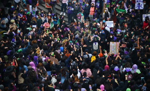 Cientos de mujeres marcharon por calles del centro de Xalapa hasta llegar a Plaza Lerdo, con motivo del Día Internacional de la Mujer. 