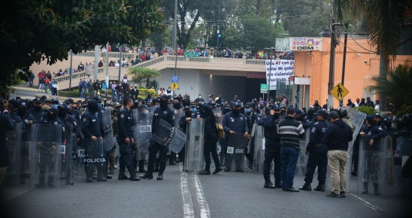 Nuevamente elementos de Seguridad Pública del Estado resguardaron los edificios al paso de la marcha feminista, que dejó huella con pintas y daños a edificios públicos y particulares sin distinción. 