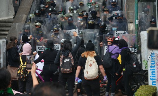 Nuevamente elementos de Seguridad Pública del Estado resguardaron los edificios al paso de la marcha feminista, que dejó huella con pintas y daños a edificios públicos y particulares sin distinción. 