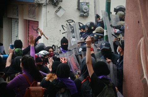 Nuevamente elementos de Seguridad Pública del Estado resguardaron los edificios al paso de la marcha feminista, que dejó huella con pintas y daños a edificios públicos y particulares sin distinción. 