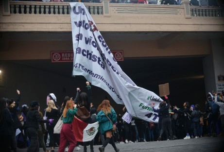 Las manifestantes arrasaron con lo que pudieron, incluso con mantas donde autoridades locales les manifestaban apoyo en sus reclamos.