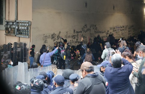 Las manifestantes arrasaron con lo que pudieron, incluso con mantas donde autoridades locales les manifestaban apoyo en sus reclamos.