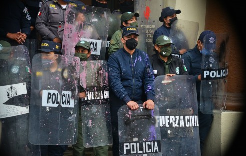 Policías bien pintados para proteger los bienes públicos. 