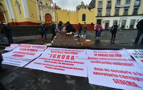 Propietarios de verificentros regalaron bolsas con huevos en plaza Lerdo a manera de protesta  por la ley de regulación a verificación vehicular que el actual gobierno ordenó detener hasta hacerle ajustes. 