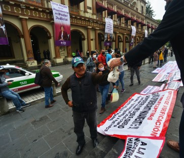 Propietarios de verificentros regalaron bolsas con huevos en plaza Lerdo a manera de protesta  por la ley de regulación a verificación vehicular que el actual gobierno ordenó detener hasta hacerle ajustes. 