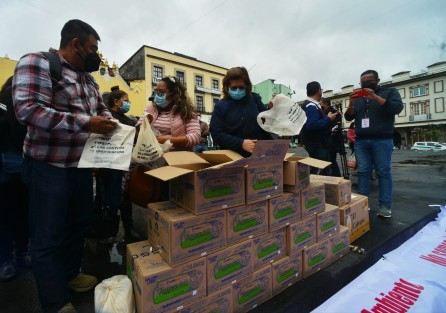 Propietarios de verificentros regalaron bolsas con huevos en plaza Lerdo a manera de protesta  por la ley de regulación a verificación vehicular que el actual gobierno ordenó detener hasta hacerle ajustes. 