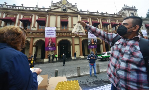 Propietarios de verificentros regalaron bolsas con huevos en plaza Lerdo a manera de protesta  por la ley de regulación a verificación vehicular que el actual gobierno ordenó detener hasta hacerle ajustes. 