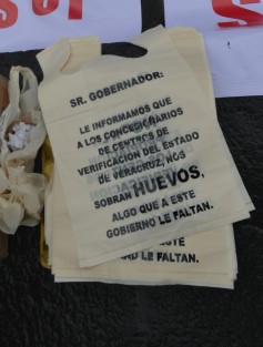 Propietarios de verificentros regalaron bolsas con huevos en plaza Lerdo a manera de protesta  por la ley de regulación a verificación vehicular que el actual gobierno ordenó detener hasta hacerle ajustes. 