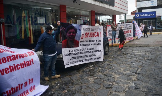 Según lo dicho por los quejosos, la titular de SEDEMA sigue aplicando la ley, pese a la orden del mandatario estatal. Posteriormente se manifestaron en esa dependencia y colocaron sellos de clausura simbólica.
