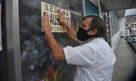 Según lo dicho por los quejosos, la titular de SEDEMA sigue aplicando la ley, pese a la orden del mandatario estatal. Posteriormente se manifestaron en esa dependencia y colocaron sellos de clausura simbólica.
