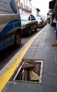 Así luce la tapa de un registro en la calle Xalapeños Ilustres justo frente a Banamex, por donde circulan cientos de personas. Ojalá no pase algún accidente.