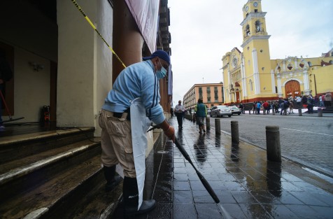 Trabajadores de gobierno limpian los pasillos y paredes del  Palacio después de las pintas realizadas durante la marcha del Día de la Mujer.  Algunos monumentos tendrán que esperar algunas semanas, como el a la madre.