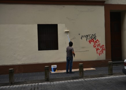 Trabajadores de gobierno limpian los pasillos y paredes del  Palacio después de las pintas realizadas durante la marcha del Día de la Mujer.  Algunos monumentos tendrán que esperar algunas semanas, como el a la madre.