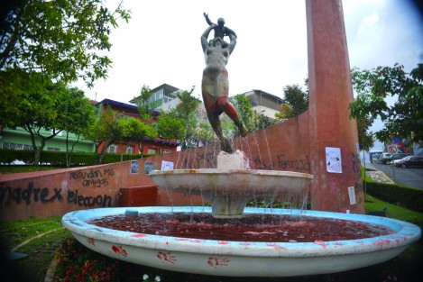 Trabajadores de gobierno limpian los pasillos y paredes del  Palacio después de las pintas realizadas durante la marcha del Día de la Mujer.  Algunos monumentos tendrán que esperar algunas semanas, como el a la madre.
