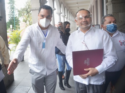 Sin ninguna medida de prevención por el Covid-19, con una bola de seguidores y hasta con batucada,  Antonio Lagunes Toral sigue realizando la presentación de sus candidatos en concurrido café del centro sin que alguna autoridad haga algo para evitar dichas aglomeraciones. 
