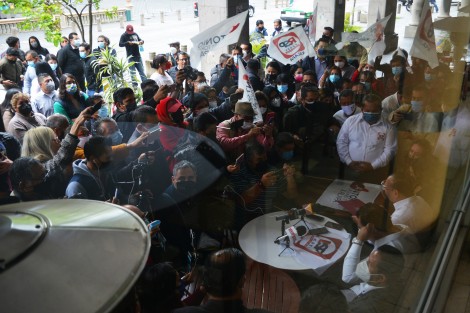 Sin ninguna medida de prevención por el Covid-19, con una bola de seguidores y hasta con batucada,  Antonio Lagunes Toral sigue realizando la presentación de sus candidatos en concurrido café del centro sin que alguna autoridad haga algo para evitar dichas aglomeraciones. 