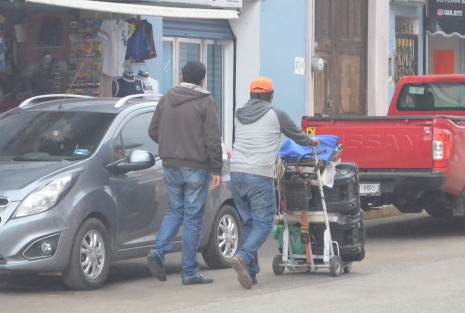Músicos y sonideros del municipio de Tlapacoyan han optado por salir a las calles con su música buscando el apoyo económico de la población, ante la crisis económica que la pandemia les ha traído, al ser el ramo de las fiestas, uno de los más afectado con la contingencia sanitaria.