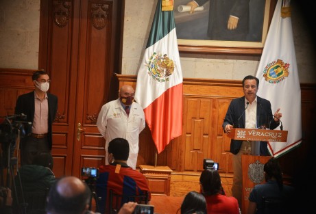 El gobernador Cuitláhuac García en compañía del Secretario de Salud, Roberto Ramos y el ahora exdirector del puerto de Coatzacoalcos (que ya pasó a la Marina), Antonio Luna,  informó sobre el Plan de Vacunación y se reportó sobre los trabajos para el Corredor Interoceánico en la zona sur. 