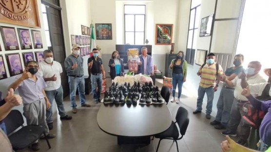 El Ayuntamiento de Teocelo encabezado por el Alcalde Mario A. Chama Díaz entregó calzado de trabajo y zapato de seguridad a trabajadores de las áreas de Limpia Pública, Agua Potable, Planta de Lombricomposta, Alumbrado público, Catastro y Rastro Municipal, pertenecientes al Sindicato Único del Ayuntamiento de Teocelo.