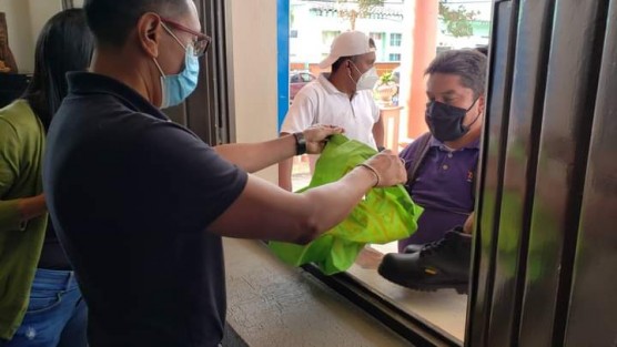 El Ayuntamiento de Teocelo encabezado por el Alcalde Mario A. Chama Díaz entregó calzado de trabajo y zapato de seguridad a trabajadores de las áreas de Limpia Pública, Agua Potable, Planta de Lombricomposta, Alumbrado público, Catastro y Rastro Municipal, pertenecientes al Sindicato Único del Ayuntamiento de Teocelo.