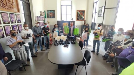 El Ayuntamiento de Teocelo encabezado por el Alcalde Mario A. Chama Díaz entregó calzado de trabajo y zapato de seguridad a trabajadores de las áreas de Limpia Pública, Agua Potable, Planta de Lombricomposta, Alumbrado público, Catastro y Rastro Municipal, pertenecientes al Sindicato Único del Ayuntamiento de Teocelo.