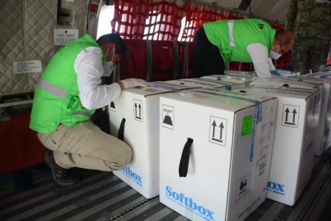 A través de redes sociales del Gobierno Estatal se da cuenta de la llegada de un nuevo lote de vacunas Pfizer en la base aeronaval de la SEMAR. 