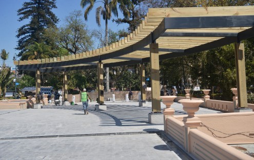 A pesar de las protestas de algunos colectivos por la colocación de una pérgola en el techo de El Ágora para evitar que los patinetis hagan ruido, finalmente quedó concluida y se le dan los últimos detalles para su próxima inauguración.